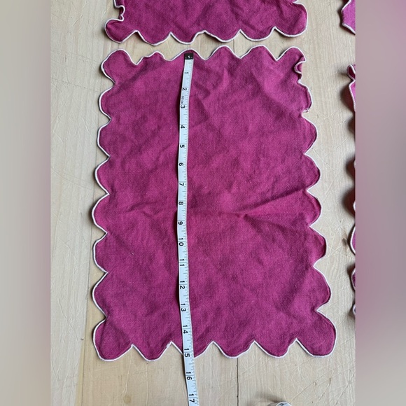 Scalloped Linen Placemats - Picture 2 of 3